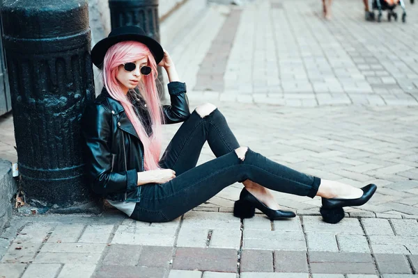 Dívka s růžovými vlasy pózovat na ulici města — Stock fotografie