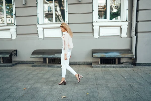 Menina está posando na rua da cidade — Fotografia de Stock
