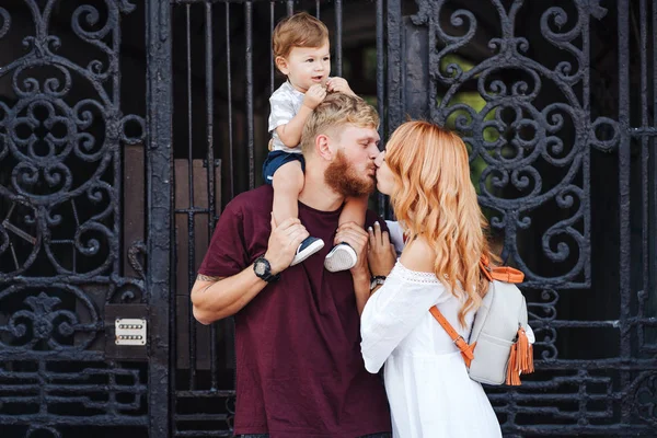 Genitori felici giocare con il piccolo figlio all'aperto — Foto Stock