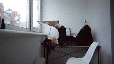 Genç sanatçı kadın resim natürmort resim