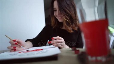 Genç sanatçı kadın resim natürmort resim