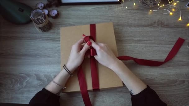 Mujer joven envolviendo regalos de Navidad — Vídeo de stock