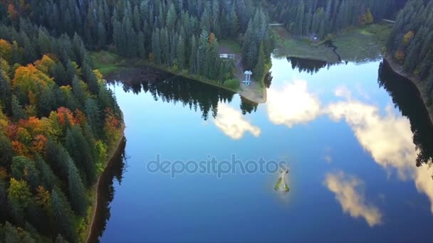 Vista aérea superior do lago — Vídeo de Stock