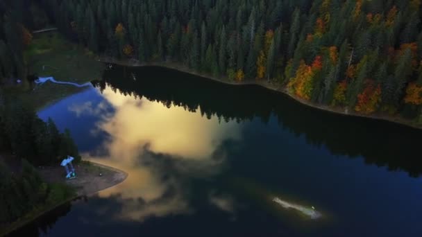 Vista aérea superior del lago — Vídeos de Stock