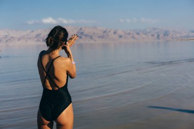 Ölü Deniz 'e giden genç kadın, İsrail