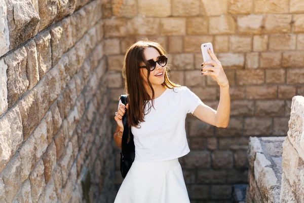 Szczęśliwa młoda kobieta przy selfie — Zdjęcie stockowe