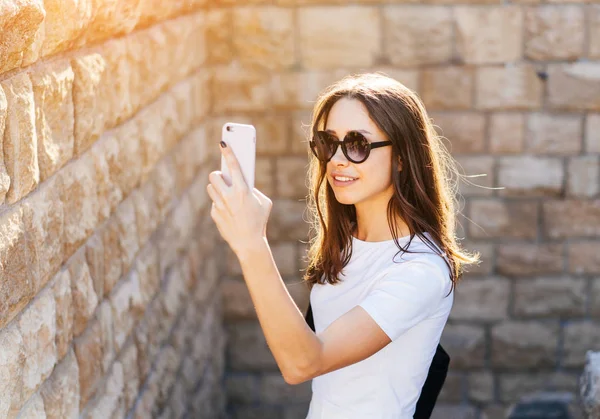 Szczęśliwa młoda kobieta przy selfie — Zdjęcie stockowe