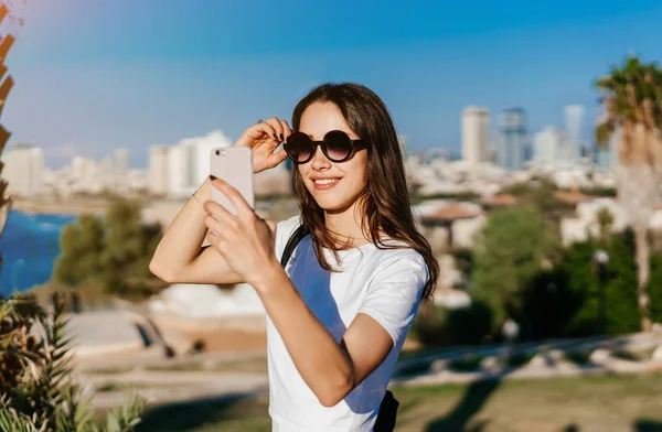 年轻漂亮的女性以自拍照 — 图库照片