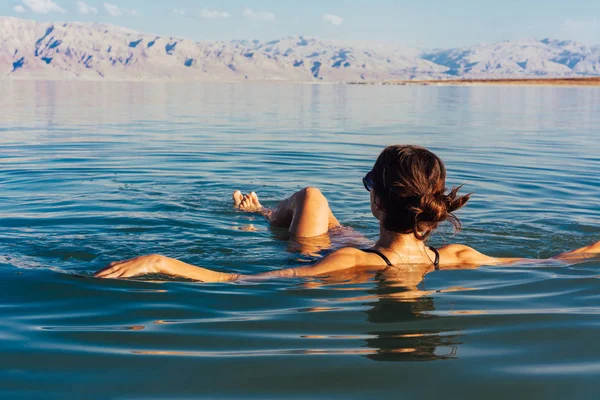 Menina está relaxando e nadando na água — Fotografia de Stock