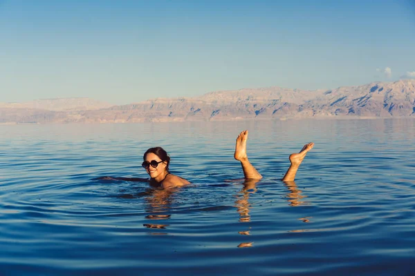 Ragazza è rilassante e nuotare in acqua — Foto Stock