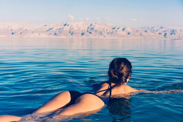 Girl is relaxing and swimming in the water — Stock Photo, Image