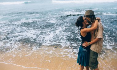 Tropikal plajda bir çift