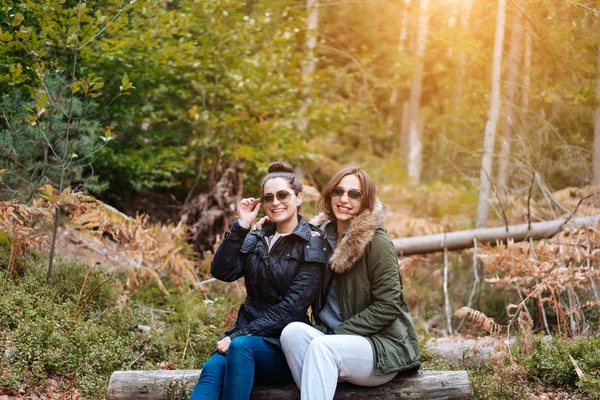 Due belle ragazze si sedettero nella foresta — Foto Stock