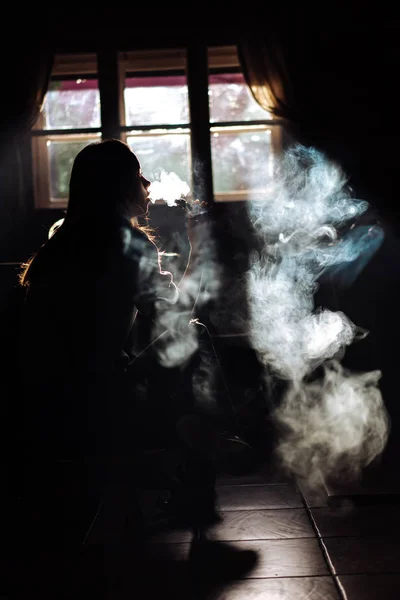 A menina fuma cigarro eletrônico — Fotografia de Stock