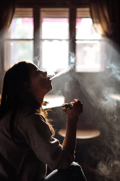 A menina fuma cigarro eletrônico — Fotografia de Stock