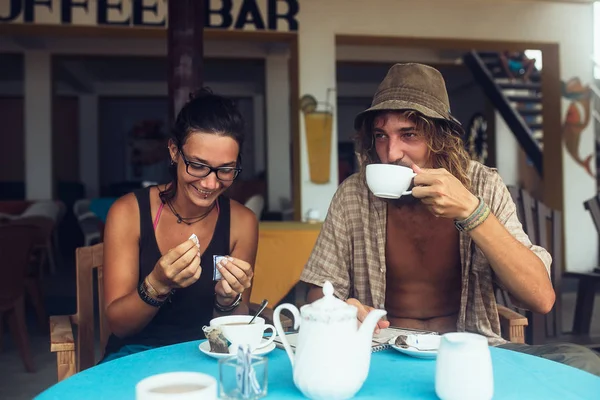Cara e uma menina estão bebendo café — Fotografia de Stock