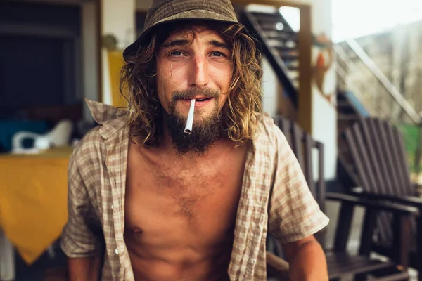 The guy smokes a cigarette — Stock Photo, Image