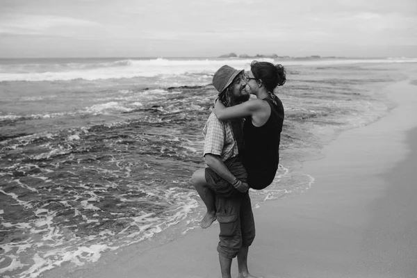 Хлопець і дівчина цілуються на пляжі — стокове фото