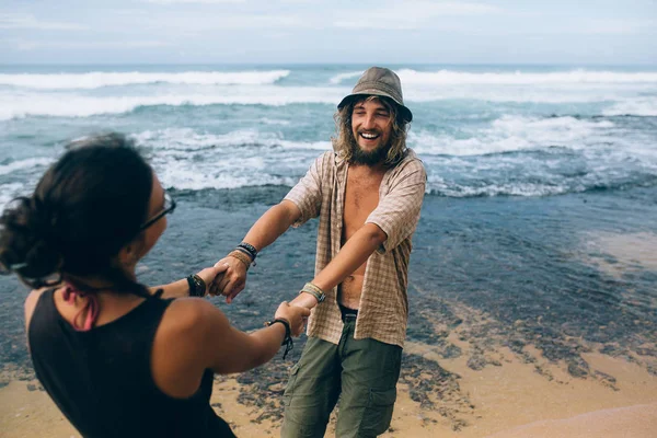 Chico y chica divertirse en la playa — Foto de Stock