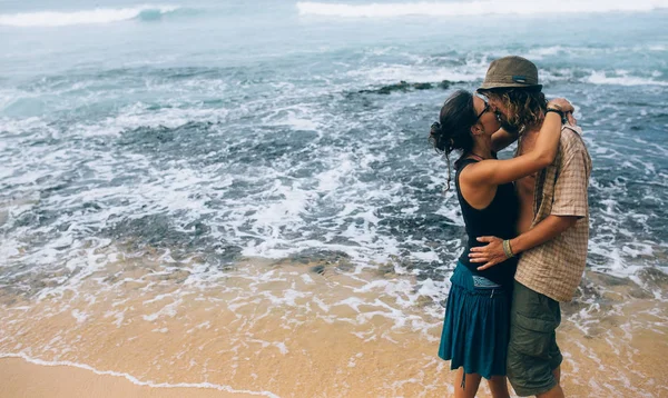 Casal em uma praia tropical — Fotografia de Stock