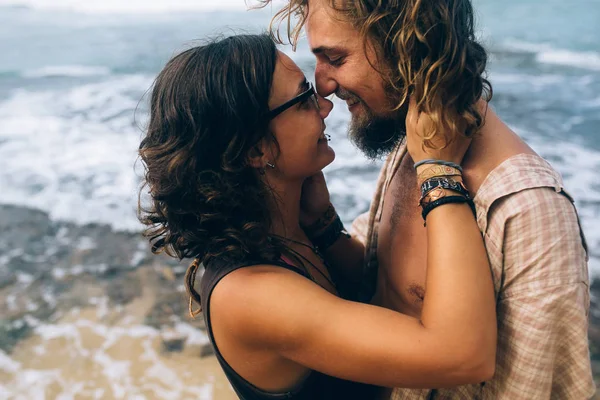 Casal em uma praia tropical — Fotografia de Stock