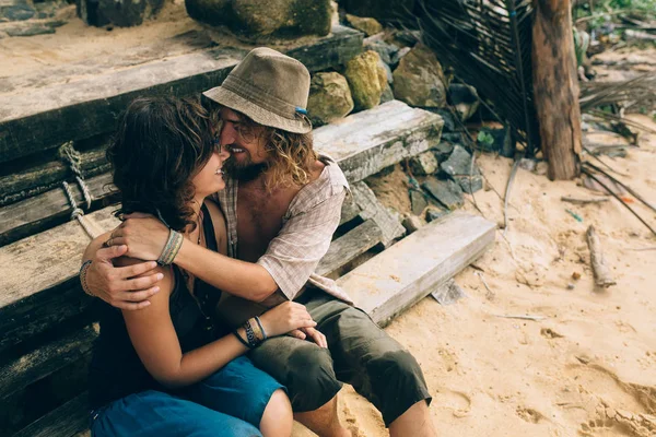 Ragazzo e ragazza abbracciarsi a vicenda — Foto Stock