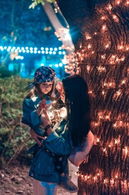 Aile akşam parkta zaman harcamaktadır