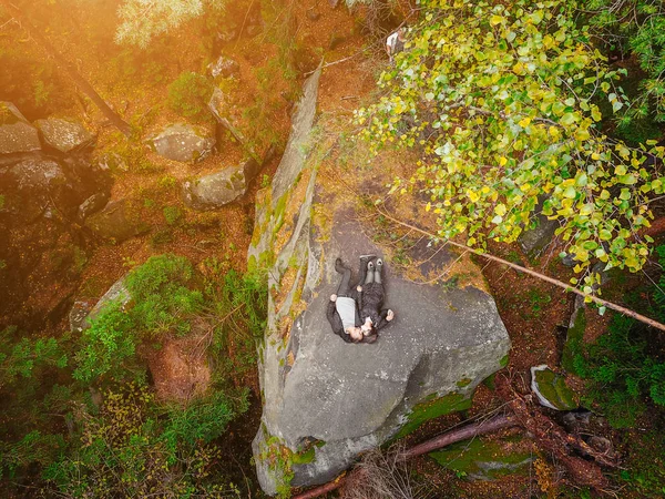 Imagen de dron aéreo de arriba hacia abajo de un bosque . — Foto de Stock