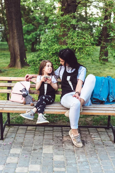 Мама и дочь отдыхают на скамейке запасных — стоковое фото