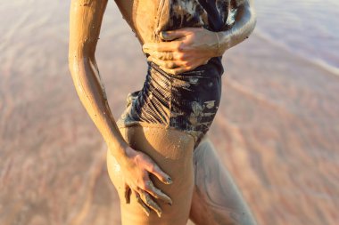 Çamurda yakın mesafeden ceset.