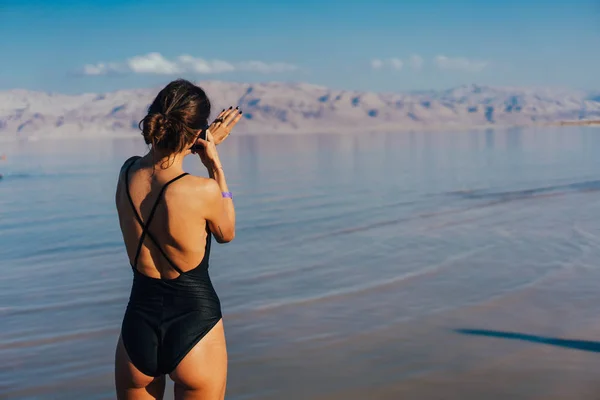 Молодая женщина отправляется в Мертвое море, Израиль — стоковое фото