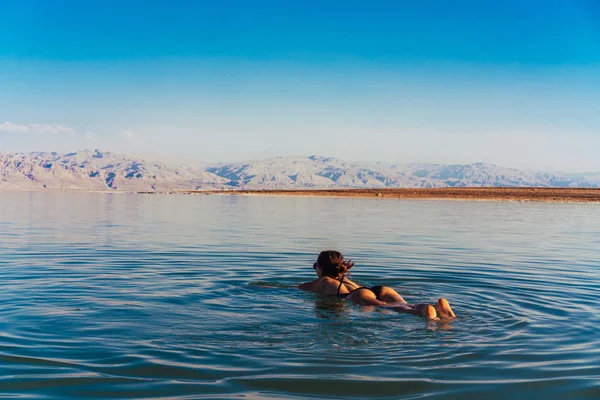 Chica es relajante y nadar en el agua — Foto de Stock