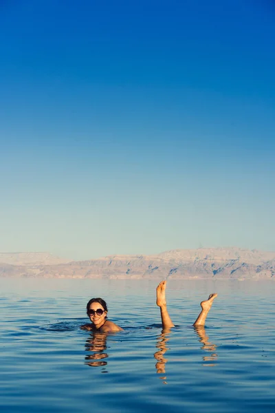 Lány pihentető és úszás a vízben — Stock Fotó