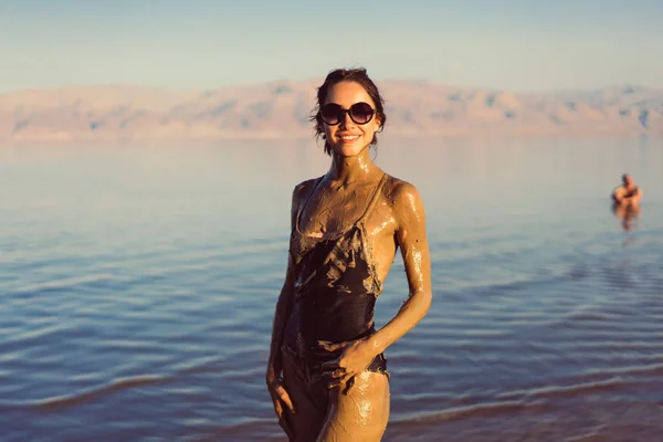Una giovane donna che si gode il fango minerale naturale — Foto Stock