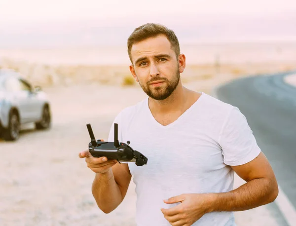 無人機を遠隔操作で制御する男 — ストック写真
