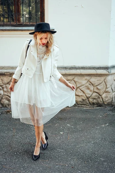 Girl is posing on the city street — Stock Photo, Image