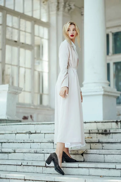 Kız sokak şehir poz