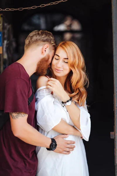 Hermosa pareja posando al aire libre — Foto de Stock