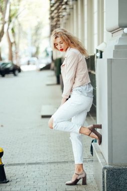 Kız sokak şehir poz