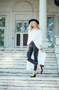 Kız taş basamaklar üzerinde poz