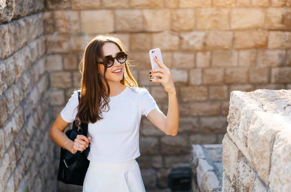 Szczęśliwa młoda kobieta przy selfie — Zdjęcie stockowe