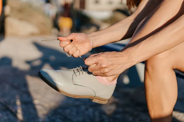 Genç kadın ayakkabıları parkta bağlama — Stok fotoğraf