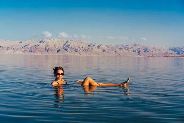 Lány pihentető és úszás a vízben — Stock Fotó