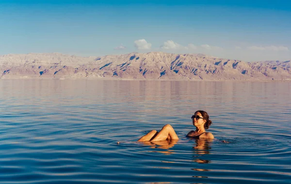 Menina está relaxando e nadando na água — Fotografia de Stock