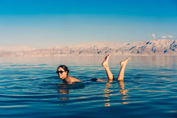 Девушка отдыхает и плавает в воде — стоковое фото
