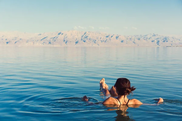 Menina está relaxando e nadando na água — Fotografia de Stock