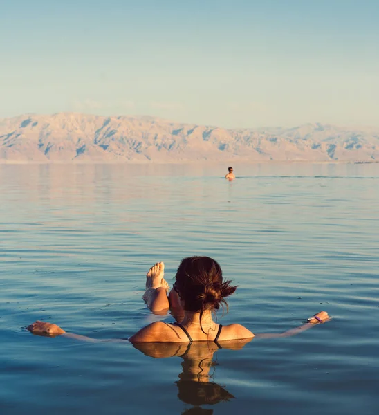 Девушка отдыхает и плавает в воде — стоковое фото