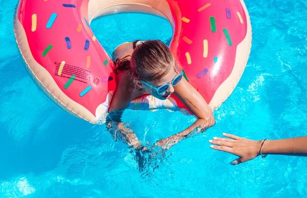 Fille sur anneau gonflable dans la piscine — Photo