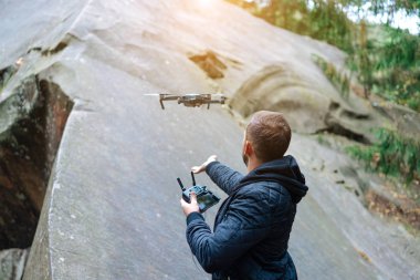 adam bir quadrocopter ormanda başlar.