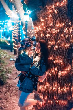 Aile akşam parkta zaman harcamaktadır